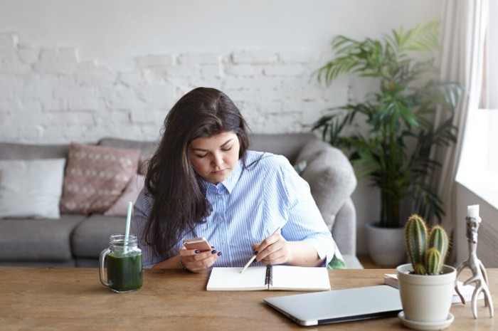 Capricorn adalah planner sejati yang suka mengatur strategi. Mereka dikenal sebagai sosok yang bisa diandalkan dalam membuat rencana./ Foto: freepik.com/shurkin_son