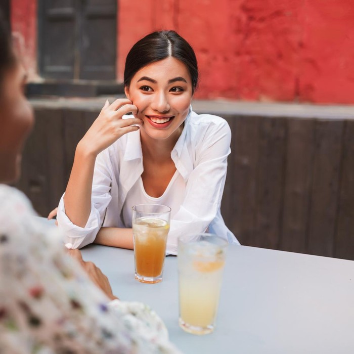 Setiap orang memiliki sisi wajahnya yang terbaik, entah itu di sebelah kanan atau kiri. Ini adalah trik psikologis yang sedikit diketahui, tetapi banyak orang mungkin merasa percaya diri ketika berbicara dengan orang di satu sisi tertentu.