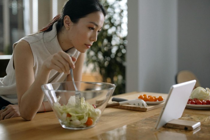 Cara menjaga berat badan ideal. Memantau pola makan, aktivitas, dan berat badan/Foto: pexels.com/cottonbrostudio