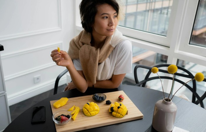 cara menjaga berat badan ideal. Menjaga Pola Makan/Foto: pexels.com/Ron Lach