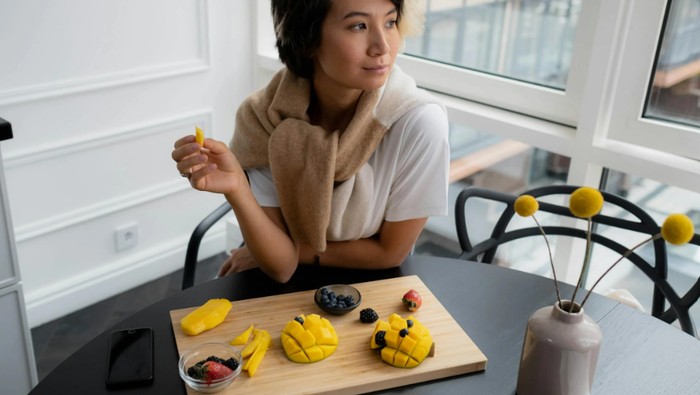 cara menjaga berat badan ideal. Menjaga Pola Makan/Foto: pexels.com/Ron Lach