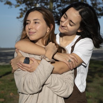 5 Ciri Kepribadian Orang yang Nggak Suka Dipeluk