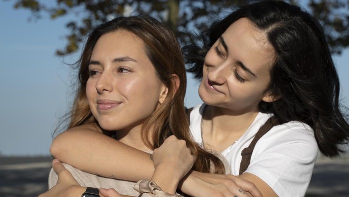 5 Ciri Kepribadian Orang yang Nggak Suka Dipeluk