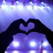 Ciri Kepribadian Orang yang Suka Fangirling, Apakah Kamu Salah Satunya?