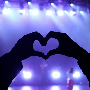 Ciri Kepribadian Orang yang Suka Fangirling, Apakah Kamu Salah Satunya?