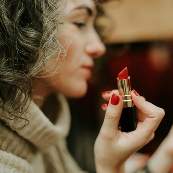 5 Ciri Kepribadian Perempuan yang Menyukai Lipstik Bold