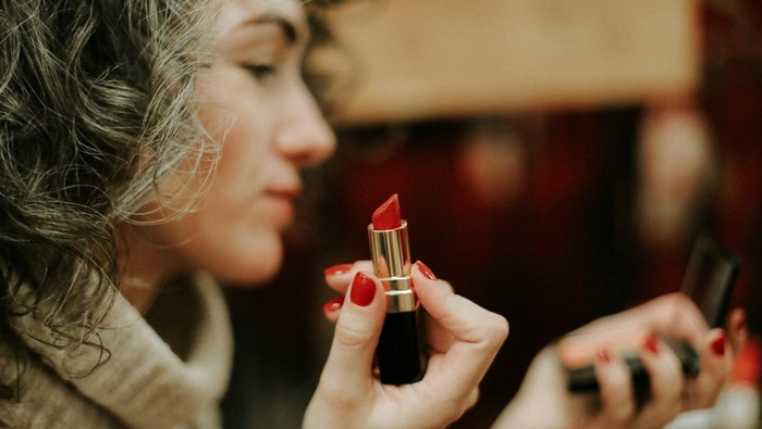 5 Ciri Kepribadian Perempuan yang Menyukai Lipstik Bold