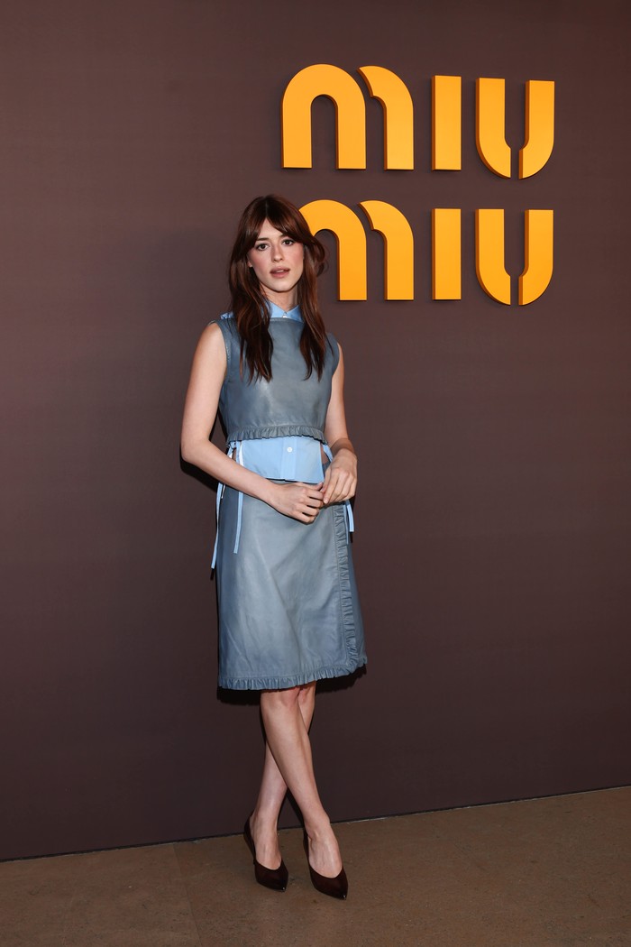 Daisy Edgar-Jones berbalut busana layer yang menggabungkan sleeveless top biru dengan crop top serta rok selutut. Outfit tersebut tidak hanya unik dari segi warna two toned, tapi juga potongan dan detail ruffles yang mempermanis busana/ Foto: Dok. Miu Miu