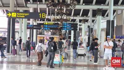PT Angkasa Pura (InJourney) kedatangan penumpang memadati Bandara Internasional Soekarno-Hatta (Soetta), Tangerang, Banten, Kamis (26/3).