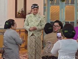 Viral PB XIV Purbaya Ganti Jarik gegara Terbalik, GKR Rumbay: Terburu-buru