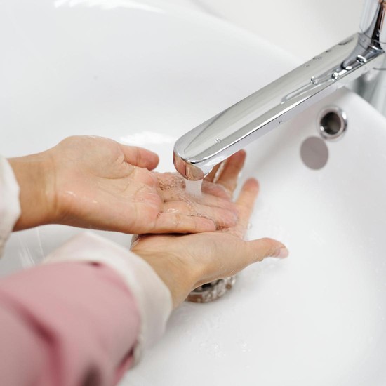 3 Ciri Kepribadian Orang yang Selalu Cuci Tangan Saat Sampai di Rumah Menurut Ilmu Psikologi