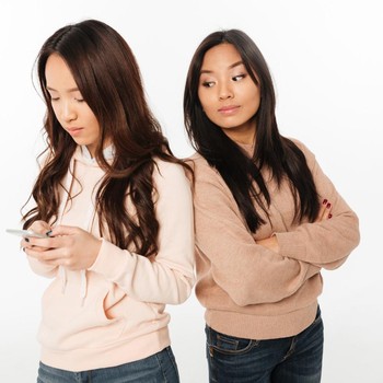 5 Ciri Orang yang Pura-pura Baik Hati Menurut Ilmu Psikologi