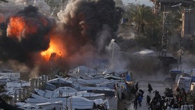 FOTO: Israel Gempur Tenda Pengungsi di Deir al-Balah Gaza