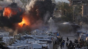 FOTO: Israel Gempur Tenda Pengungsi di Deir al-Balah Gaza