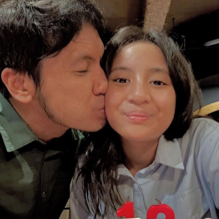 <p>Tak ingin melewatkan momen spesial sang putri, Desta pun mengabadikan kebersamaan dengan berfoto sambil mencium pipi Megumi. Ia juga menuliskan ucapan manis untuk putrinya. "25 Maret 2026..Selamat ulang tahun ke 12..Kepala Suku Trio Strong..Megumi Arrawda Sachi," tulis Desta, dikutip dari akun Instagram<em> @desta80s</em>. (Foto: Instagram @desta80s)</p>