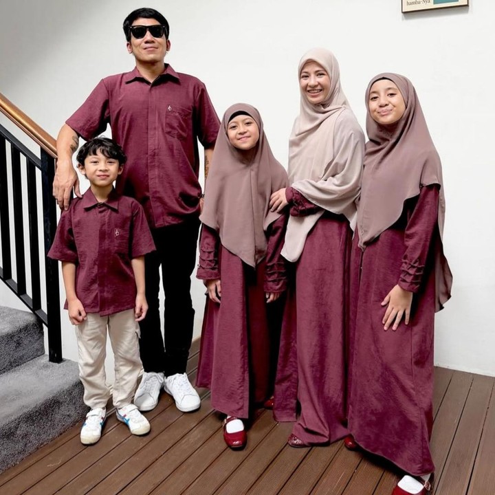 <p>Meski kini sudah berpisah, Natasha Rizky dan Desta tetap menjaga hubungan baik demi ketiga anak mereka, Megumi, Miskha, dan Miguel. Baru-baru ini, kelimanya bahkan kembali berkumpul dalam suasana di hari Lebaran. (Foto: Instagram @desta80s)</p>