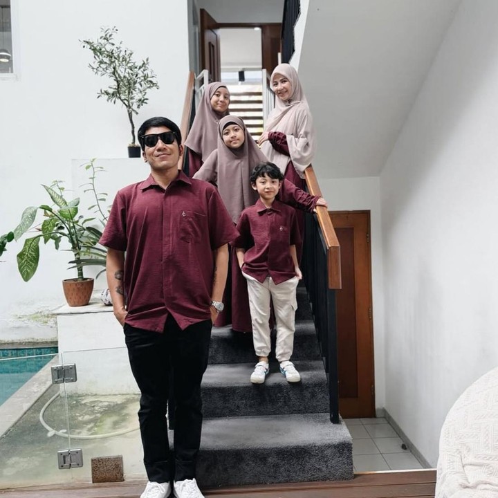 <p>Melihat dari beberapa unggahan di Instagram, Natasha Rizky dan Desta bersama ketiga anak mereka kompak mengenakan busana muslim bernuansa merah <em>maroon</em> di hari Lebaran. Penampilan serasi tersebut pun <em>auto</em> mencuri perhatian netizen. "Cie cie Lebaran," kata Natasha Rizky. (Foto: Instagram @natasharizkynew)</p>