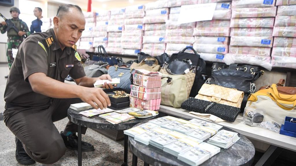 FOTO: Kejati Kaltim Sita Uang Rp214 Miliar Korupsi Lahan Transmigrasi