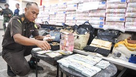 FOTO: Kejati Kaltim Sita Uang Rp214 Miliar Korupsi Lahan Transmigrasi