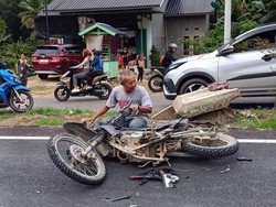 Pemotor Bonceng Tiga di Konawe Lawan Arah-Tabrak Polisi, 4 Orang Luka