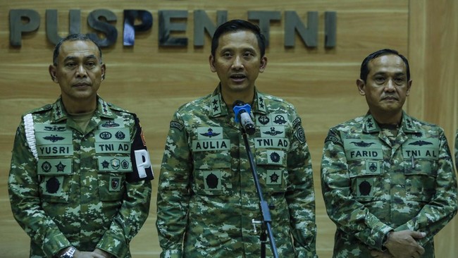 Aktivis Andrie Yunus disiram air keras setelah acara podcast. Penyelidikan melibatkan TNI dan Polri, dengan desakan untuk mengungkap rantai komando pelaku.