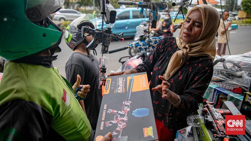 FOTO: Menghabiskan 'Angpao' Lebaran di Pasar Gembrong