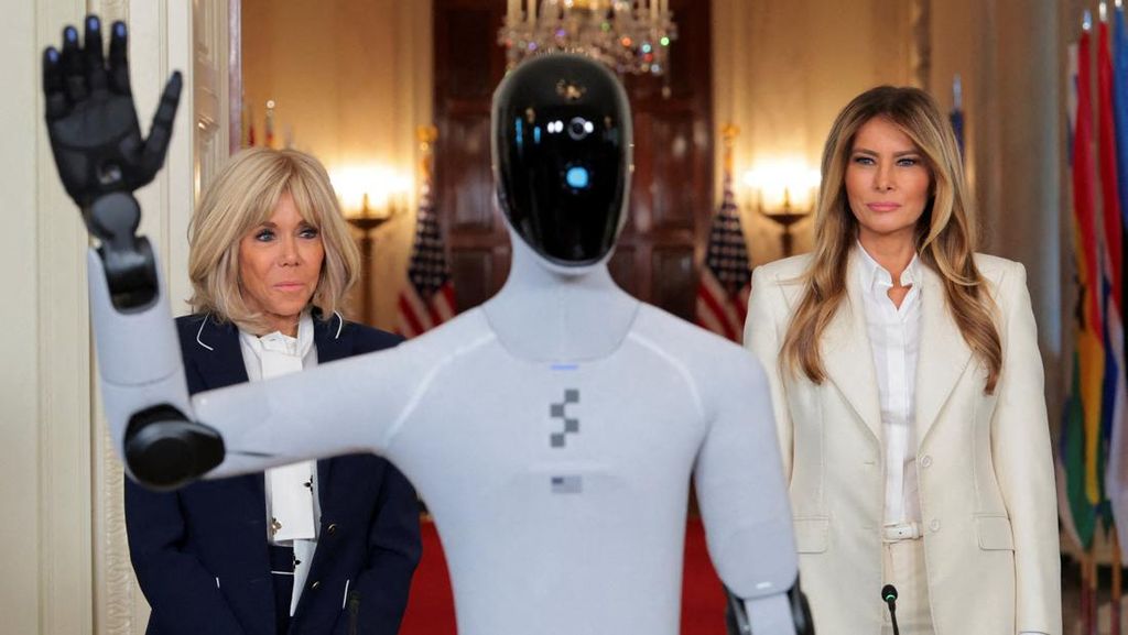 FOTO: Melania Trump Pamer Robot Humanoid AI di Gedung Putih