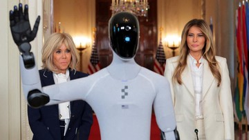 FOTO: Melania Trump Pamer Robot Humanoid AI di Gedung Putih