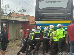 Tak Sekadar Atur Lalin, Polisi Tasikmalaya Dorong Bus Mogok di Gentong