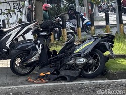 Motor Korban Tertabrak KA Masih di Pos Perlintasan A Yani Surabaya