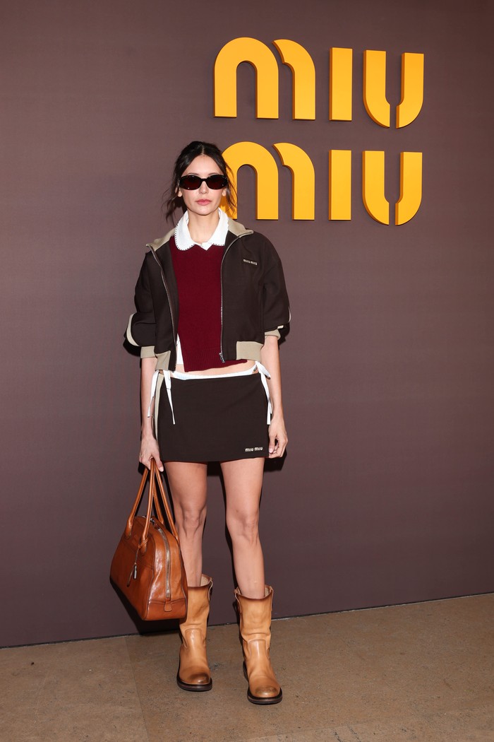 Berbeda dengan tamu yang kerap&nbsp;terlihat sweet, Nina Dobrev justru sporty, Beauties. Knit sweater merah yang menupuk blus berkerah peterpan dipadu dengan mini skirt yang serasi dengan track jacket/ Foto: Dok. Miu Miu