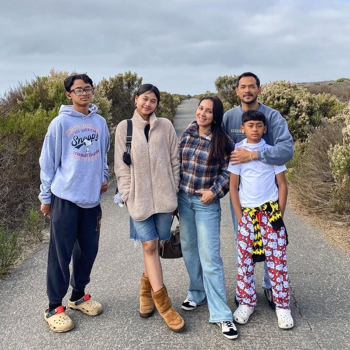 <p>Putri dari aktor Oka Antara, Akshara Isaka Raia Antara atau akrab disapa Aira, belum lama ini mencuri perhatian karena baru saja merayakan ulang tahun ke-17. Aira adalah anak pertama Oka dari pernikahannya dengan Rara Wiritanaya. Aira memiliki dua adik laki-laki, Bunda. (Foto: Instagram @oks_antara)</p>