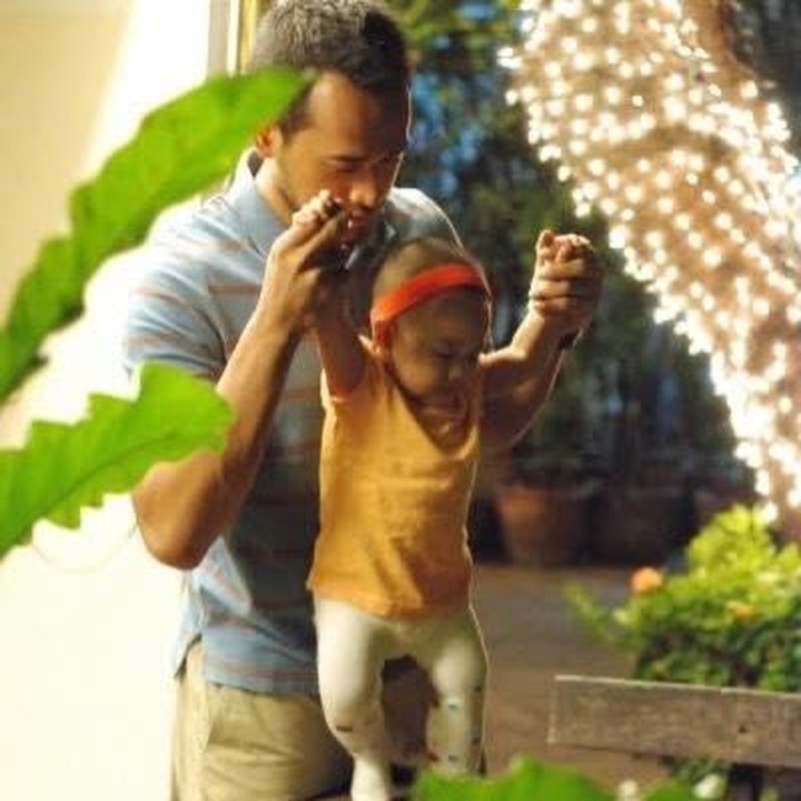 <p>Di hari ulang tahun Aira, Oka membagikan potret kebersaamaannya dengan sang putri. Dalam satu foto, Oka menunjukkan momen saat Aira masih bayi dan Oka tengah menemani putrinya itu bermain. "Selamat ulang tahun ke-17 @airantara putriku satu-satunya!" tulis Oka dalam unggahan ini. (Foto: Instagram @oks_antara)</p>