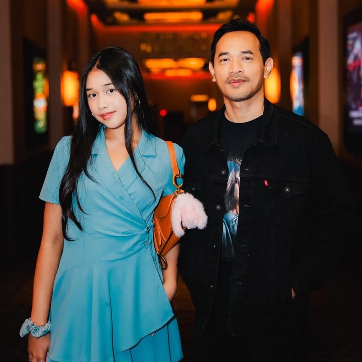 <p>Melalui postingan ini, Oka tak lupa mengungkap rasa sayangnya pada sang putri yang saat ini tengah menempuh pendidikan di Amerika Serikat. Pria 44 tahun ini juga meminta maaf karena tidak bisa merayakan momen spesial ini bersama sang putri. "Aku ingin membuat <em>postingan</em> apresiasi di hari spesialmu ini agar kamu tahu bahwa kamu selalu ada di pikiranku setiap detik, setiap menit, meskipun kamu berada jutaan mil jauhnya dari kami semua di sini. Aku tidak pernah menyangka kita akan menjalani hubungan jarak jauh terpisah negara, tetapi inilah kita, sudah dua tahun menjalaninya. Maaf kami tidak bisa hadir untuk merayakan ulang tahunmu yang ke-17, tetapi doa kami selalu menyertaimu," ungkap Oka. (Foto: Instagram @oks_antara)</p>