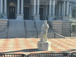 Trump Pajang Patung Columbus, Usai Patung Titanic Dia & Epstein Geger