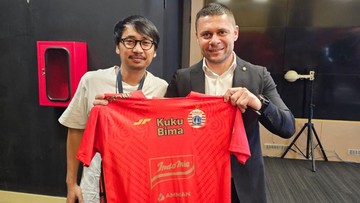 Liputan Olahraga CNN Sport : Pelatih Bulgaria Dapat Hadiah Tak Terduga Jersey Persija di GBK