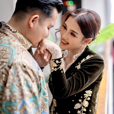 Momen Bahagia Prinsa Mandagie Dilamar Kekasih