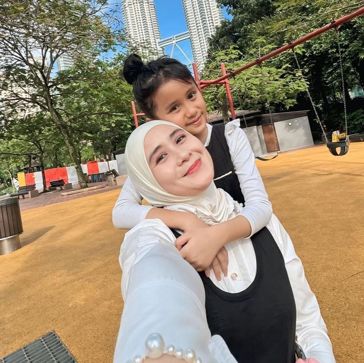 <p>Qiandra Rynayra Redi lahir pada 27 November 2017 dan kini sudah genap berusia delapan tahun, Bunda. Gadis yang akrab disapa Qiandra ini memiliki paras yang cantik dan diketahui sering menemani sang Bunda di berbagai kesempatan. (Foto: Instagram @ryana_dea)</p>