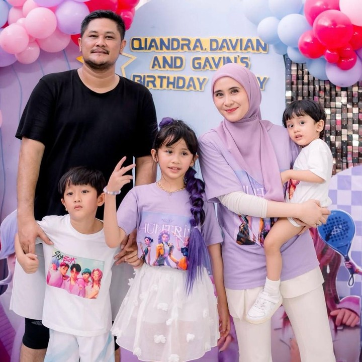 <p>Sejak menikah dengan Puandi Redi pada tahun 2016, artis Ryana Dea kini tengah menikmati perannya sebagai Bunda dari tiga anak. Salah satu yang kerap mencuri perhatian netizen adalah putri sulungnya, Qiandra Rynayra Redi. (Foto: Instagram @ryana_dea)</p>