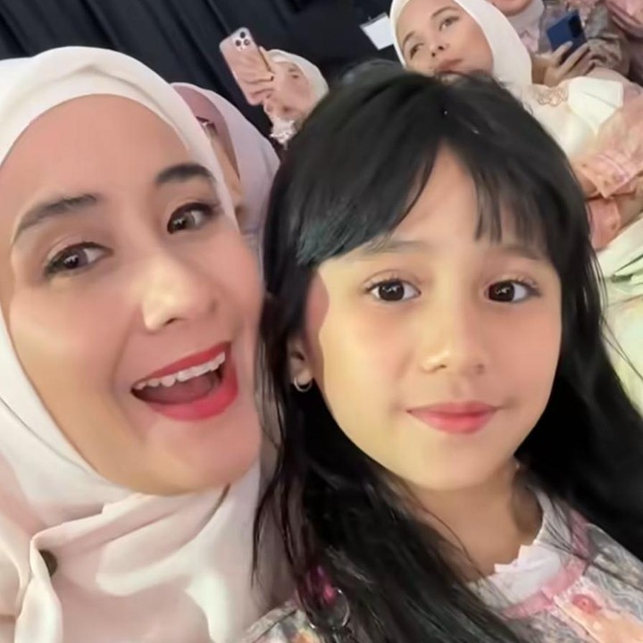 <p>Belum lama ini, Qiandra ikut menemani sang Bunda menghadiri acara<em> fashion</em>. Momen ini diungkapkan langsung oleh Ryana melalui unggahannya di Instagram. "<em>Masya Allah Tabarakallah.</em> Akhirnya punya bestie buat nemenin ke acara <em>fashion</em>. <em>Style</em> kita udah bestie banget blm?" ungkap Ryana. (Foto: Instagram @ryana_dea)</p>