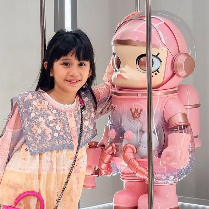 <p>Selain memiliki paras yang cantik, Qiandra juga kerap disebut-sebut mirip alias 'kembar' dengan sang Bunda. Bagaimana tidak, ia memiliki mata dan garis senyum yang sangat mirip dengan Ryana. (Foto: Instagram @ryana_dea)</p>