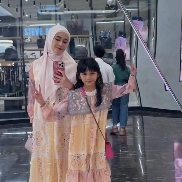 <p>Melihat dari beberapa unggahan di Instagram, netizen ramai menyoroti kecantikan Qiandra yang disebut memiliki kemiripan dengan sang Bunda. Salah satunya datang dari akun Instagram <em>@rua****</em> yang menyebut, "MasyaAllah kembar banget sama mamanya,". "Mirip mamanya banget," ungkap <em>@war****.</em> "MasyaAllah kembar beda tahun aja ini mah," tambah<em> @mub****</em>. (Foto: Instagram @ryana_dea)</p>