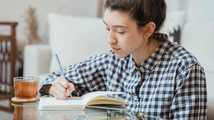 Rutin monitoring keuangan harian. Membiasakan diri memantau pemasukan dan pengeluaran,/ Foto: pexels.com/ Miriam Alonso