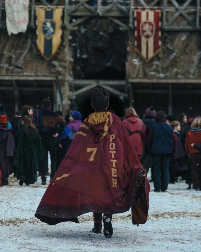 First look serial Harry Potter garapan HBO. Harry mengenakan jersey Quidditch bernomor 7.