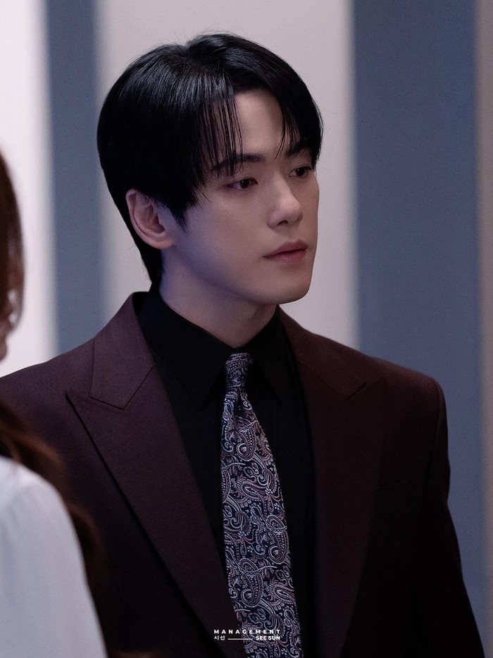 Kali ini, sang aktor berperan sebagai CEO bernama Baek Jun Beom yang misterius dan memiliki aura yang mengintimidasi./ Foto: instagram.com/official_seesun