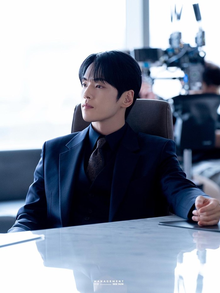 Mulai dari intonasi nada, tatapan mata, hingga gestur tubuh, akting Kim Jung Hyun dinilai sangat tepat untuk memerankan katakter Baek Jun Beom./ Foto: instagram.com/official_seesun