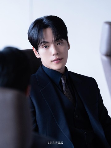 7 Potret Kim Jung Hyun, Pemeran Villain Tampan di Drakor Siren's Kiss