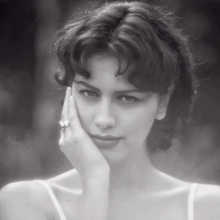 <p>Bagaimana tidak? Pesona aktris yang memulai karier di dunia hiburan pada 1980-an itu terlihat tak ada bedanya, Bunda. Sebaliknya, Sophia justru mendapat pujian dari warganet karena kecantikannya yang awet.&nbsp;(Foto: Instagram @sophia_latjuba88)</p>