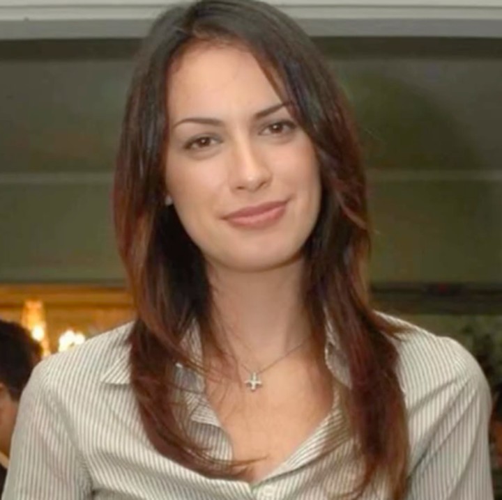 <p>Kolom komentarnya pun langsung dibanjiri warganet. Bahkan, tak sedikit juga yang menyebutnya bak &lsquo;Vampir&rsquo;. &ldquo;Tunggu..Malah jauh lebih cantik sekarang ga sih? Apakah kamu vampir?&rdquo; tulis akun <em>@din****.</em> &ldquo;Apanya yang beda, tetap awet muda terus,&rdquo; tulis akun <em>@rif****.</em> &ldquo;Kak kamu ngemilin formalin ya? Kok awettt cantiknya,&rdquo; tulis akun <em>@aprilriri****.&nbsp;</em>(Foto: Instagram @sophia_latjuba88)</p>