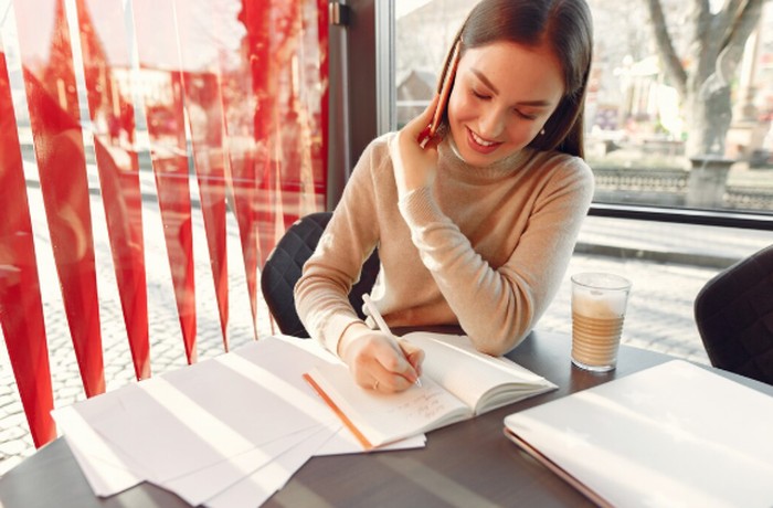 Taurus suka merencanakan masa depan dengan detail. Mereka merasa lebih tenang saat punya sesuatu untuk dinantikan./ Foto: freepik.com/prostooleh